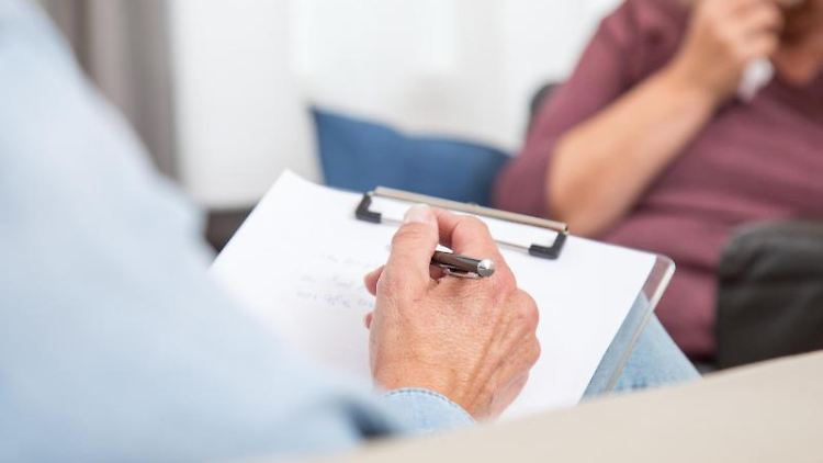 Am Anfang steht die Sprechstunde. Hier wird der Bedarf abgeklärt und gegebenenfalls eine erste Diagnose gestellt.