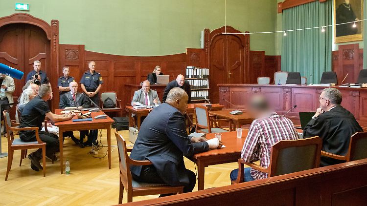 Dem Angeklagten droht eine lebenslange Haftstrafe.