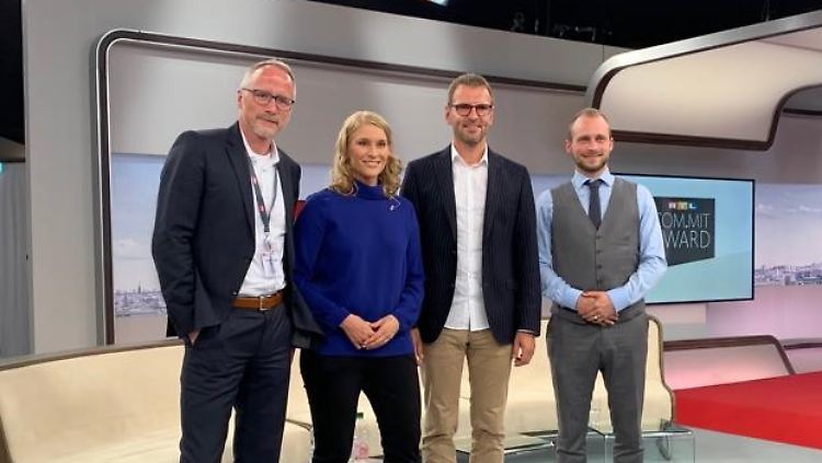 Die n-tv Moderatoren Andreas Laukat (v.l.n.r.) und Frauke Holzmeier mit ihren Gästen Mario Pieper und Fabian Westerheide.