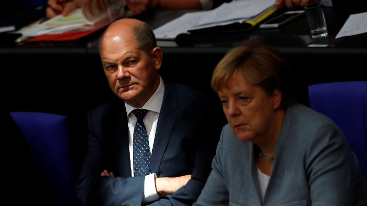 Finanzminister Olaf Scholz und Kanzlerin Angela Merkel auf der Regierungsbank im Bundestag