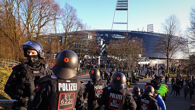 Polizisten sichern den Eingang zum Gästeblock am Weserstadion.