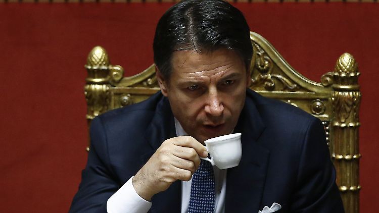 Ministerpräsident Giuseppe Conte kann nun ganz in Ruhe seinen Kaffee trinken. Sein Kabinett bekommt die Zustimmung vom Senat und darf somit regieren.