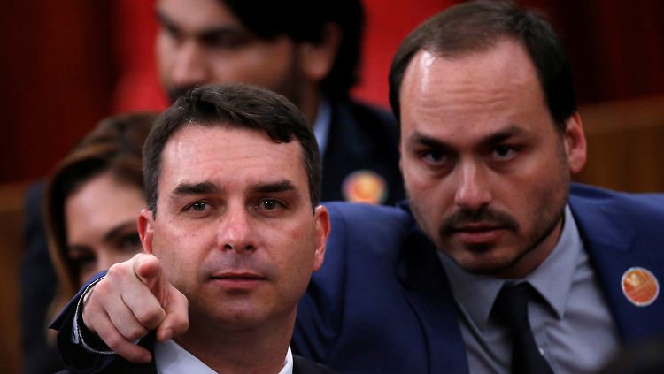 Die Söhne Jair Bolsonaros: Flavio (l.) und Carlos (r.).