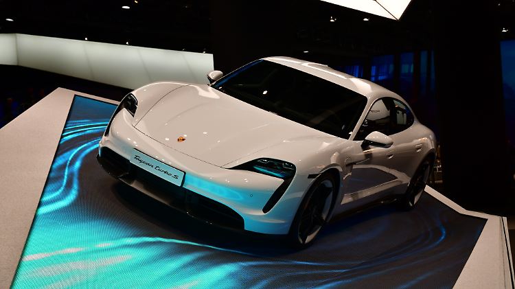 Porsche hat nur den Taycan, den ultimativen Elektrosportler in Frankfurt.