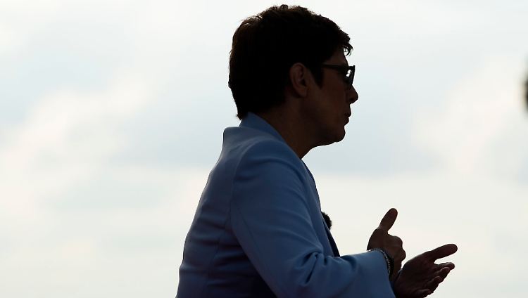 Kramp-Karrenbauer kommt Opposition und SPD entgegen.