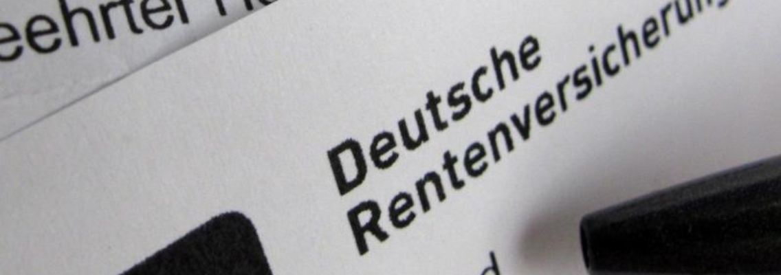 Eine Renteninformation der Deutschen Rentenversicherung liegt auf einem Schreibtisch. Foto: Franz-Peter Tschauner