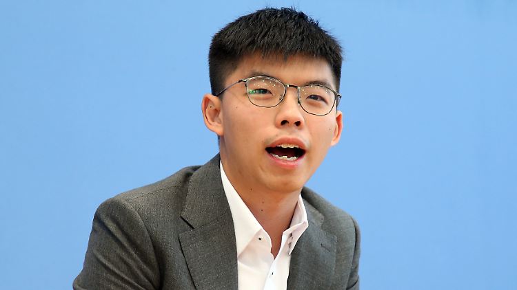 Aktivist Joshua Wong stellt sich in Berlin den Fragen der Journalisten.