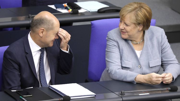 Finanzminister Scholz und Kanzlerin Merkel während der Generaldebatte im Bundestag. 