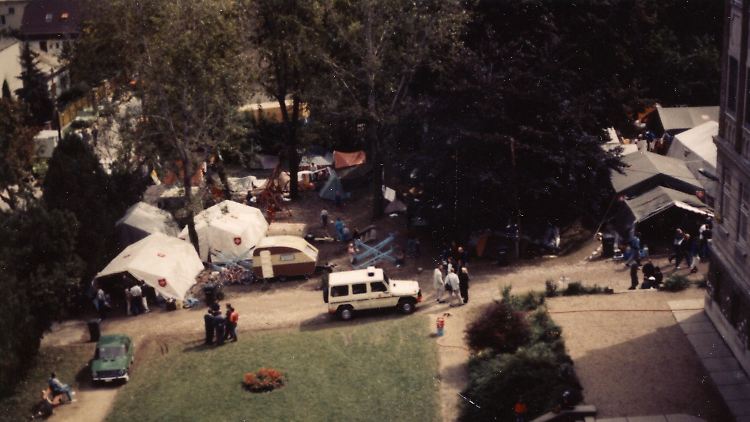 Auf dem Gelände der Zugliget Kirche hatten die Malteser Zelte aufgebaut und betreuten ausreisewillige DDR-Bürger.