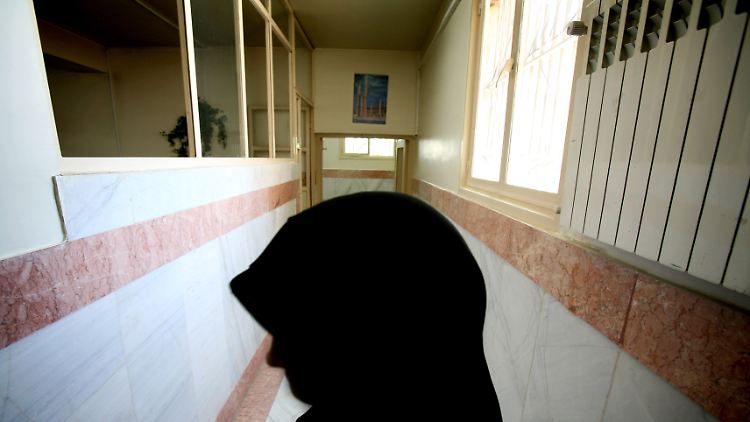 Eine Gefängniswächterin steht im Evin-Gefängnis nahe Teheran - hier sollen die beiden festgenommenen Australierinnen inhaftiert sein.