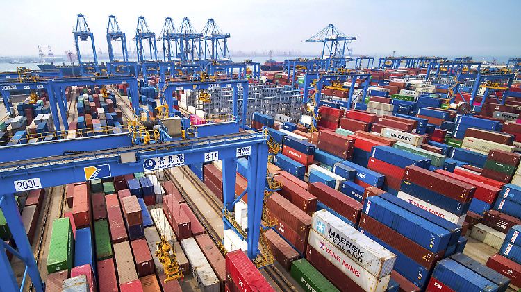 Container im Hafen von Qingdao. Die Anhebung der Strafzölle auf chinesische Importe soll zwei Wochen später kommen als geplant.