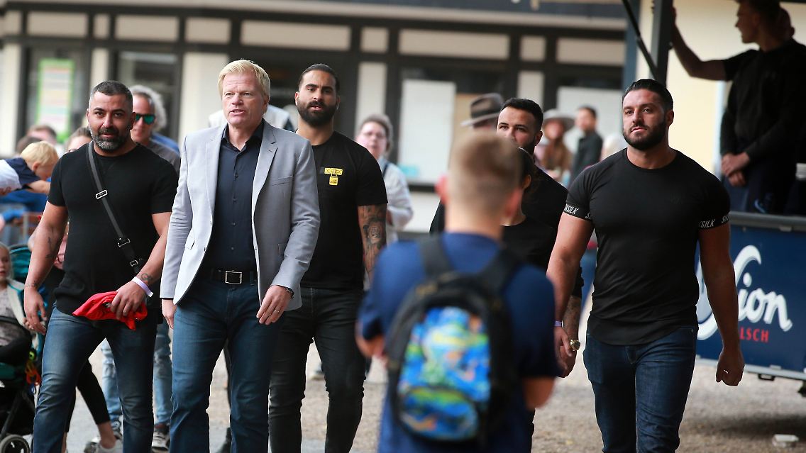 Oliver Kahn mit seinen Beschützern auf der Galopprennbahn.