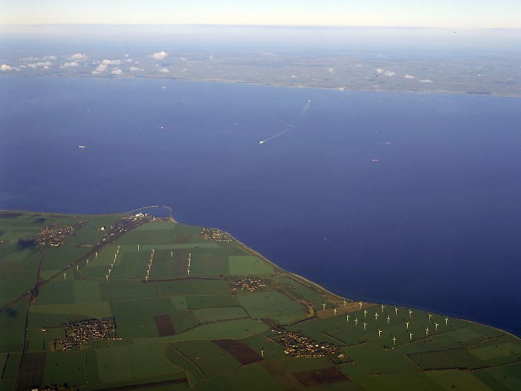Die Luftaufnahme zeigt den Fehmarnbelt zwischen Puttgarden auf der Insel Fehmarn und dem dänischen Rödby (Lolland).