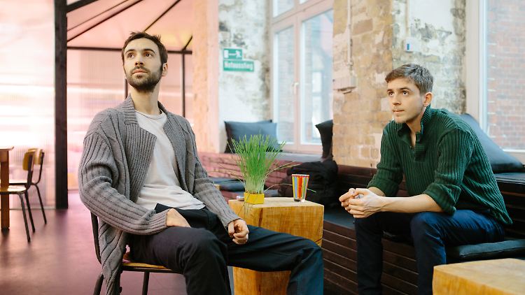 Erez und Guy Galonska (v.l.) entwickeln in einem Berliner Hinterhof Konzepte, wie Mini-Gemüse und Kräuter in kleinsten Maßstab in städtischen Gebäuden angebaut werden können.