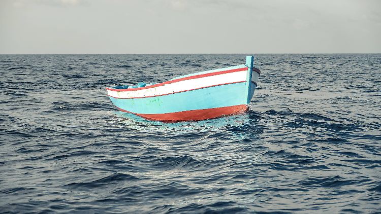 In den kommenden Monaten will die EKD mit einem eigenen Schiff Flüchtlinge im Mittelmeer retten.