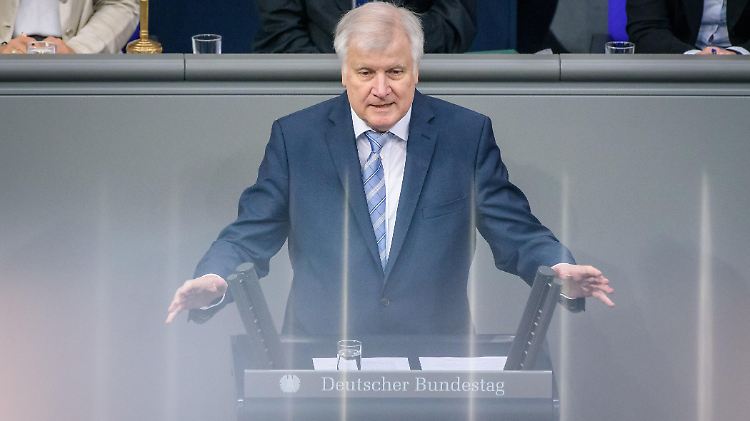 "Wir brauchen dringend eine europäische Asylpolitik", meint Innenminister Seehofer. 