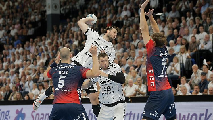 Kiels Regisseur Domagoj Duvnjak übersprang mehr als einmal die Flensburger Deckung, blieb im Nordderby selbst ohne Tor.