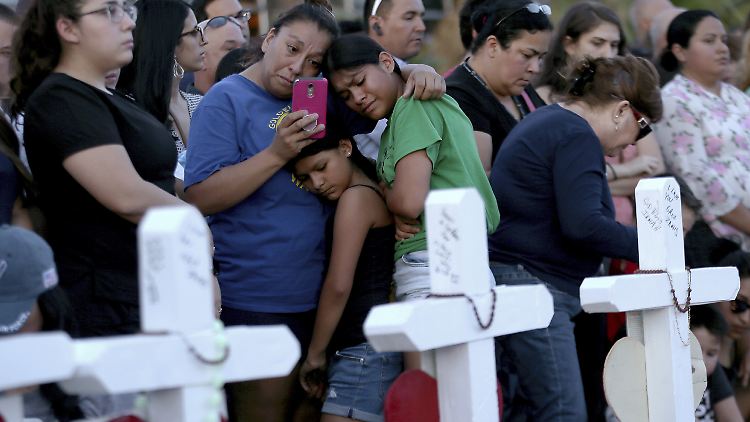 Trauernde am provisorischen Denkmal für die Opfer des Massakers in El Paso