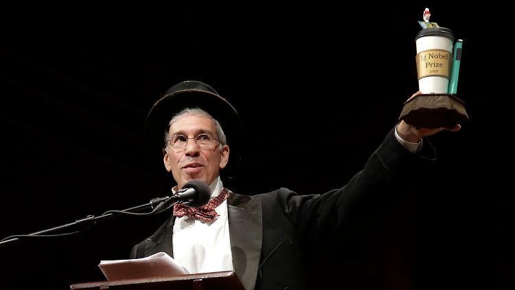Moderator Marc Abrahams verteilt die begehrten Trophäen.