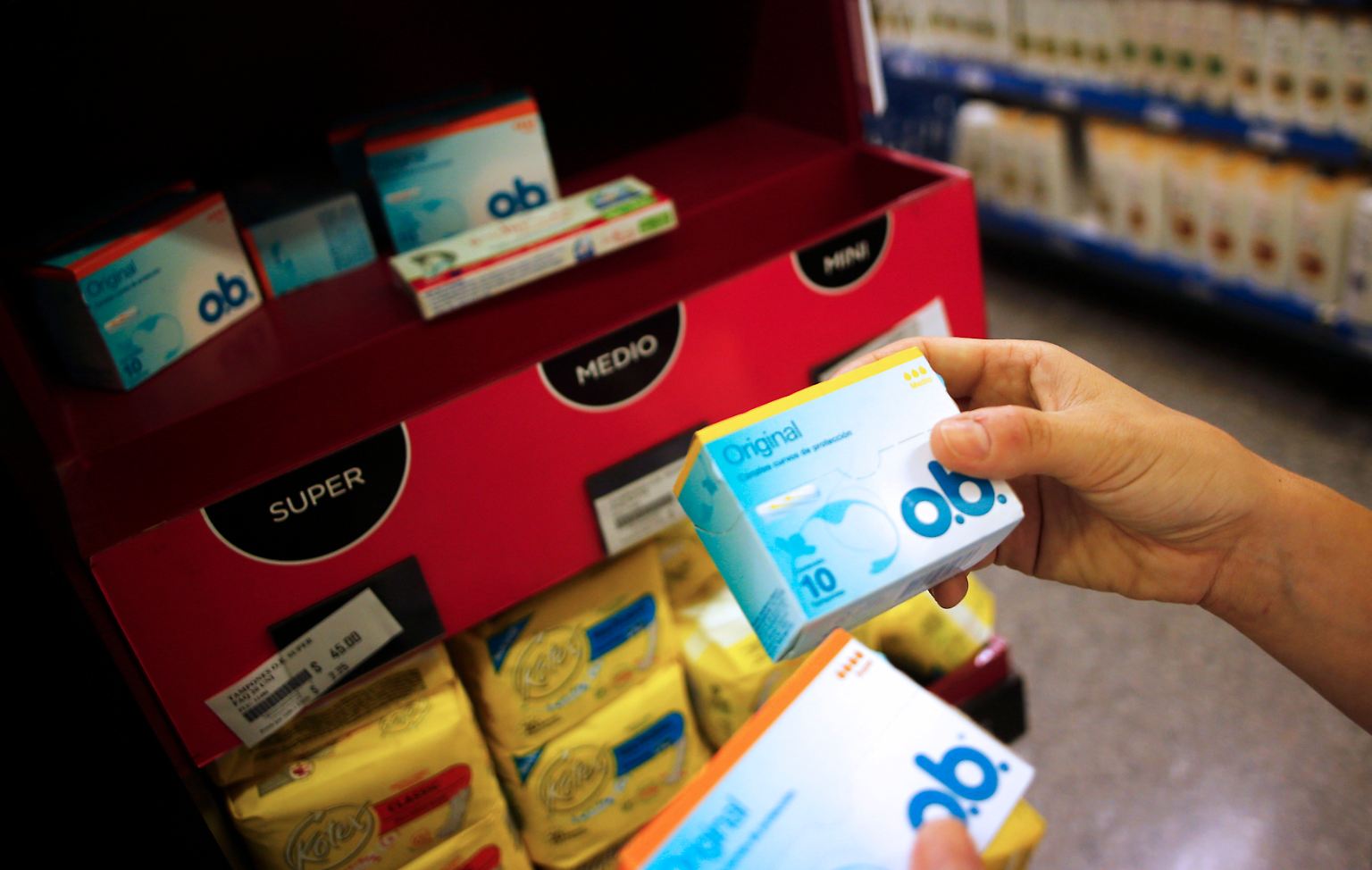 Wie Frauen ihre Monatsblutung managen, unterscheidet sich weltweit. Supermärkte, wie hier in Buenos Aires, bieten eine Auswahl an Tampons und Binden an.
