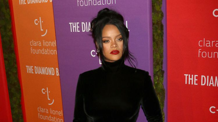 Entschuldigte sich bei ihren Fans für die Verzögerung des neuen Albums: Rihanna.