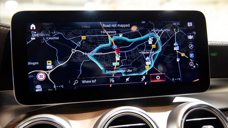 Über die Navigationsdaten kann bei teilautonomer Fahrt bereits vor Kurven und Kreuzungen der Bremsvorgang für eine effiziente Rekuperation automatisch eingeleitet werden.