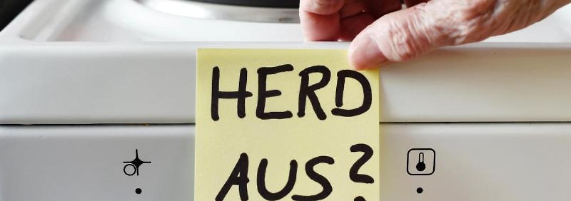 Ein Klebezettel mit dem Schriftzug "Herd aus?". Foto: Jens Kalaene/Archivbild