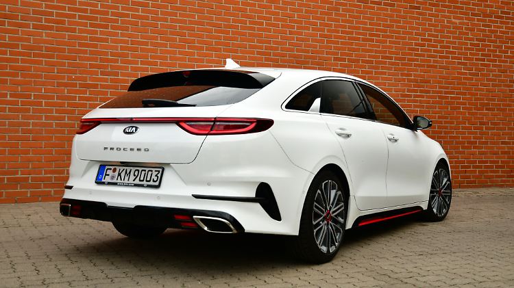Die Endrohre sind beim Kia ProCeed GT nicht nur Show, da kommt ordentlich Ton raus.