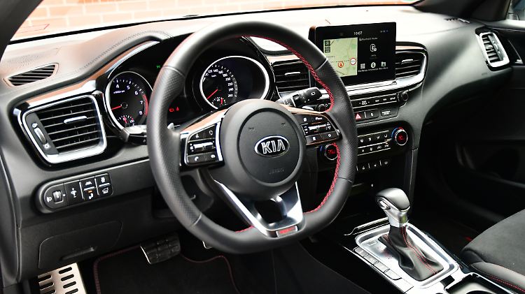 Analog muss nicht schlecht sein. Auf jeden Fall sieht das Cockpit im Kia ProCeed GT nicht nur gut aus, es ist auch genau so verarbeitet.