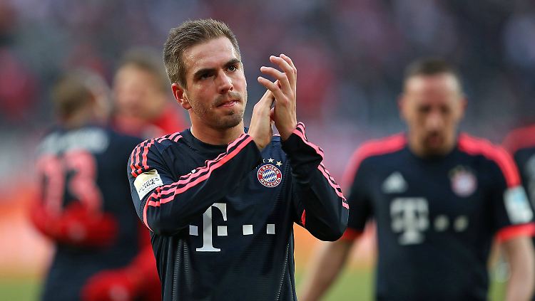 Philipp Lahm ist bereit zum Applaudieren: Der Fußballfan freut sich auf das Spitzenspiel des 4. Spieltags.