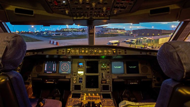 Cockpit eines Airbus A 330. (Symbolbild)