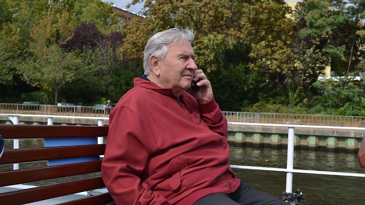Bartnikowski während der Fahrt auf der Spree in Berlin.