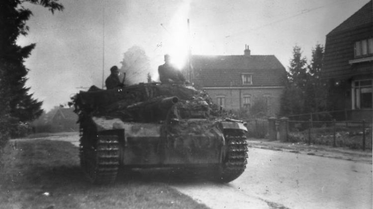 Mit Panzern und Sturmgeschützen gehen die Deutschen gegen die Fallschirmjäger vor.