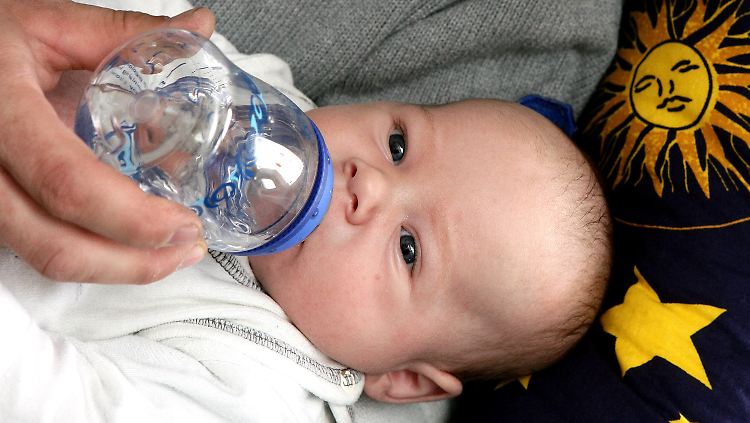 In Tees für Babies und Kinder werden zugesetzter Zucker und auch andere süßende Zutaten wie Honig, Malzextrakt, Sirupe oder Dicksäfte verboten. 