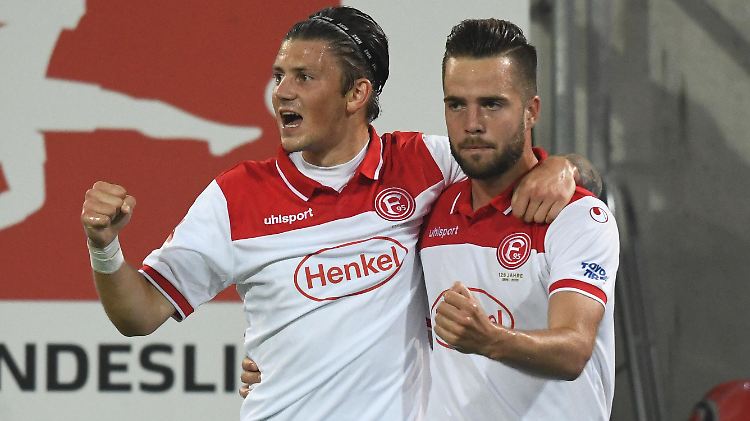 Glückwunsch: Düsseldorfs Dawid Kownacki gratuliert Niko Gießelmann, rechts, weil der ein Tor geschossen hat.