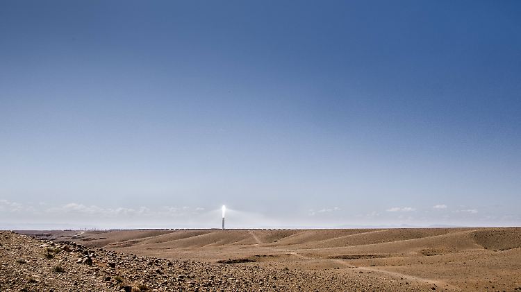 Sand, so weit das Auge reicht. Und Sonne. Das ist die Sahara.