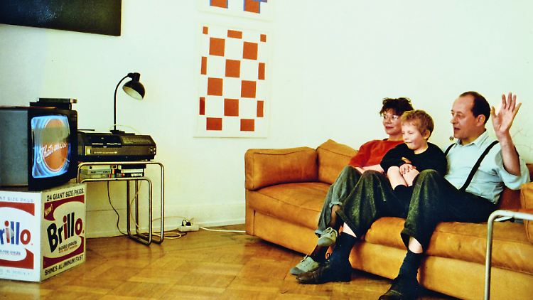 Edda Köchl-König, Johann König, Kasper König: Zuhause in Köln mit Werken von Blinky Palermo, On Kawara und Andy Warhol, 1985-1987.