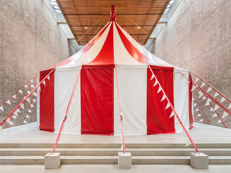 Für die Ausstellung von Kathryn Andrews wurde in der König Galerie 2019 ein Zirkuszelt installiert.