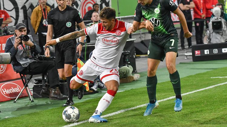 Ist er? Oder ist er nicht? Düsseldorfs Zimmermann flankte vor dem Führungstreffer. Wolfsburg sah den Ball im Aus, die Schiedsrichter nicht.