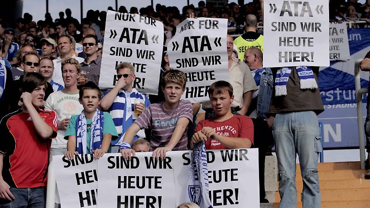 Als der VfL "Ata" 2009 zum Ehrenmitglied machte, war die sportliche Situation bescheiden. Die Fans protestierten - und kamen nur ins Stadion, um ihre Vereinslegende zu feiern.