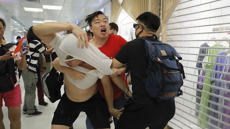 In einem Einkaufszentrum in Hongkong kämpfen regierungskritische Demonstranten gegen Pro-China-Anhänger.