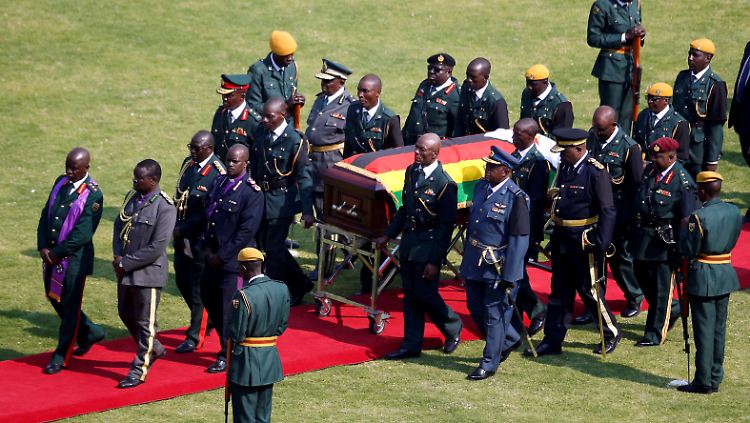 Rund ein Dutzend aktuelle und frühere Führer afrikanischer Länder kamen, um sich von Mugabe zu verabschieden.