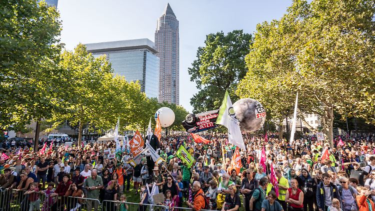 Zu einer Kundgebung vor den Toren der IAA kamen etwa 15.000 Teilnehmer, davon etwa 12.500 Radler.
