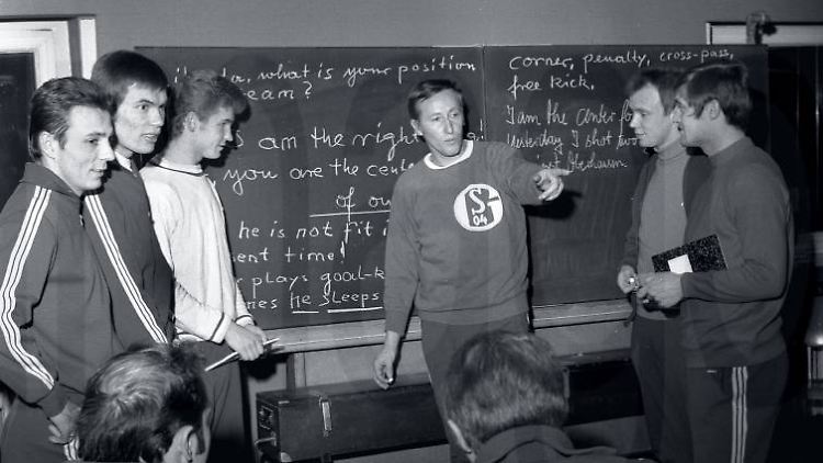 Trainer Rudi Gutendorf am 10.01.1969 mit den Schalker Spielern beim Englischunterricht. Reinhard Libuda, Norbert Nigbur, Juergen-Michael Galbierz. Re: Hans-Juergen Wittkamp und Friedel Rausch (v.l.)