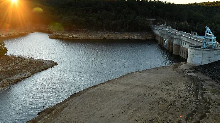 Wegen der herrschenden Trockenheit in New South Wales  ist der Wasserspiegel auch im Warragamba-Stausee, 65 Kilometer westlich von Sydney, gesunken. 