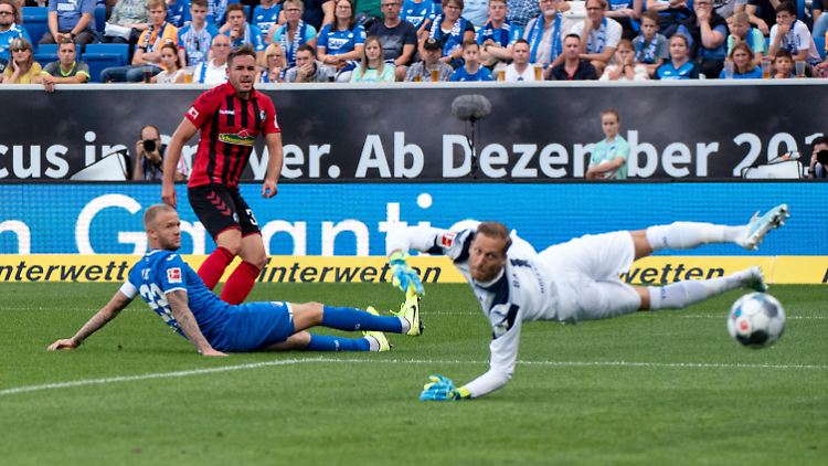 Freiburgs Christian Günter zieht ab, die Hoffenheimer Kevin Vogt und Oliver Baumann schauen nur hinterher.