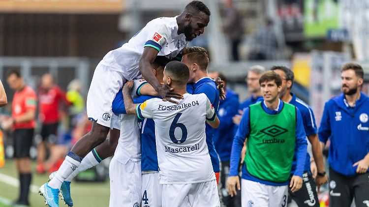 Schalker jubeln in Paderborn.