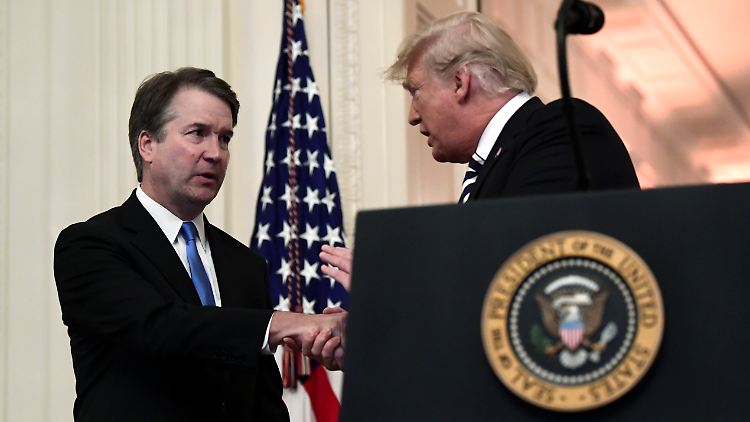 Kavanaugh bei seiner Vereidigung. Präsident Trump glaubt an die Unschuld des Supreme-Court-Richters.