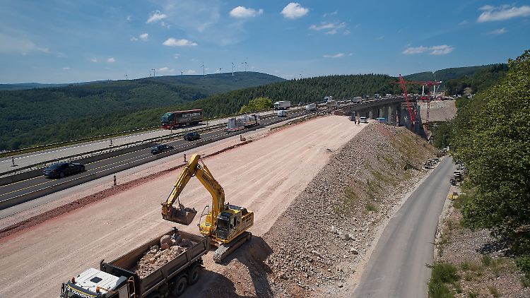 Der Ausbau der A 61 wird offenbar deutlich teurer als bislang angenommen.