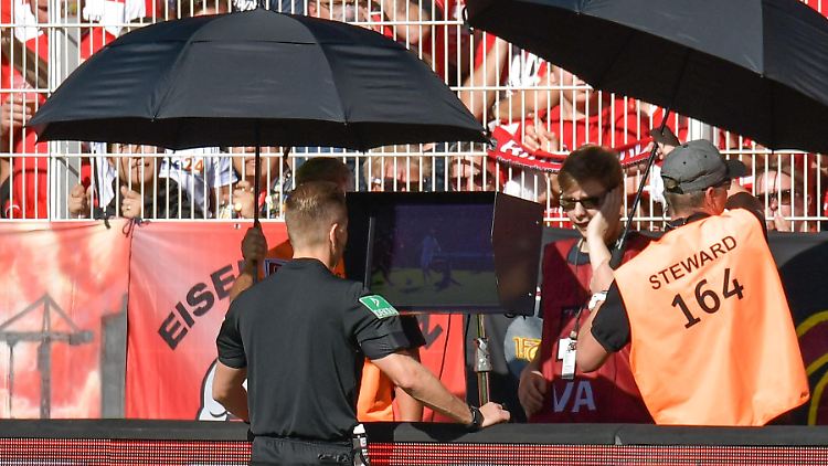 Schiedsrichter Tobias Welz trieb in Berlin die Quoten des Kölner Keller-TV in die Höhe.